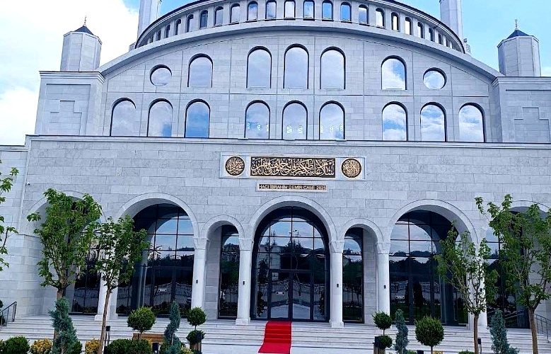 Tamamlanan külliye — gündüz cephesi — Hacı İbrahim Demir Külliyesi