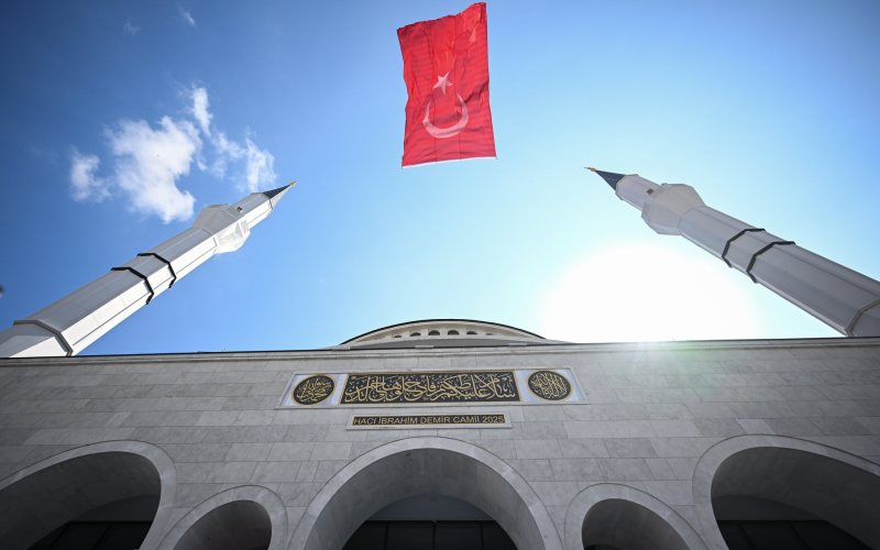 Çift minare ve Türk bayrağı — Hacı İbrahim Demir Külliyesi