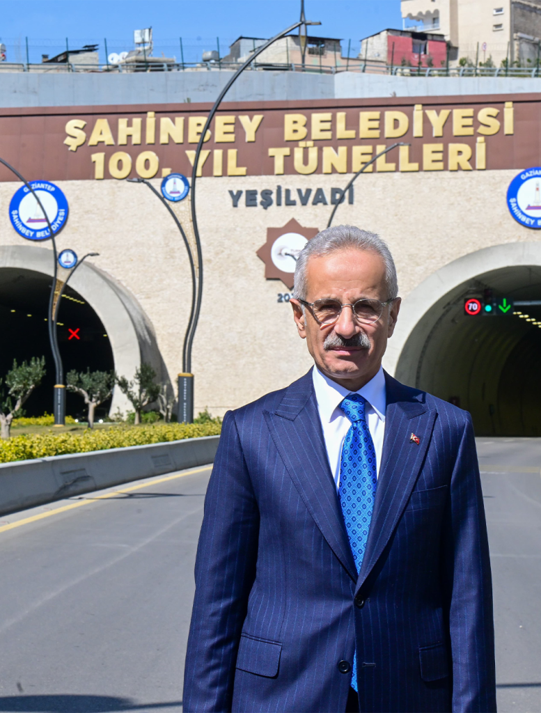 Ulaştırma ve Altyapı Bakanı, Şahinbey Belediyesi 100. Yıl Tünelleri portali önünde