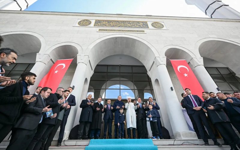 Açılış töreninde cemaat — Hacı İbrahim Demir Külliyesi