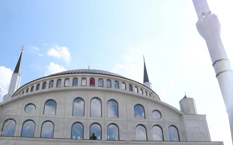 Selâtin mimarisi ve avlu perspektifi — Hacı İbrahim Demir Külliyesi