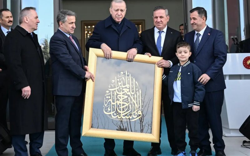 Törende hediye takdimi — Hacı İbrahim Demir Külliyesi