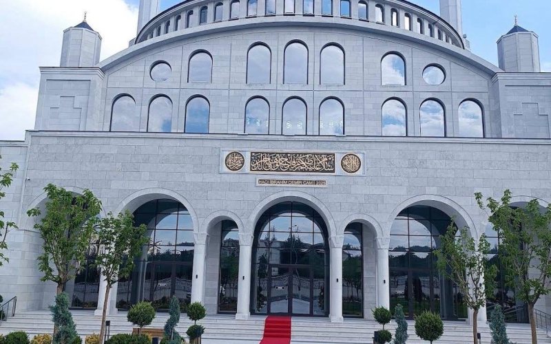 Ana giriş cephesi — Hacı İbrahim Demir Külliyesi