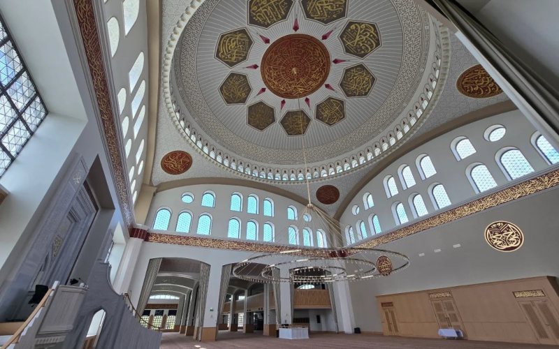 İç mekân — ana kubbe ve hat sanatı — Hacı İbrahim Demir Külliyesi