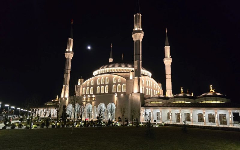 Batı cephesi, gece — Hacı İbrahim Demir Külliyesi