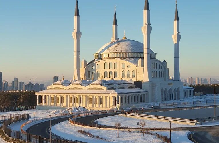 Alacakaranlıkta panoramik görünüm — Hacı İbrahim Demir Külliyesi