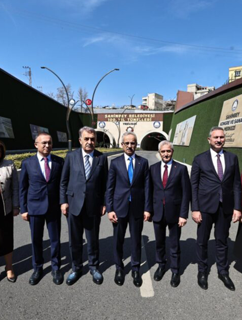 Protokol heyeti, Şahinbey 100. Yıl Tünelleri portali önünde toplu hâlde