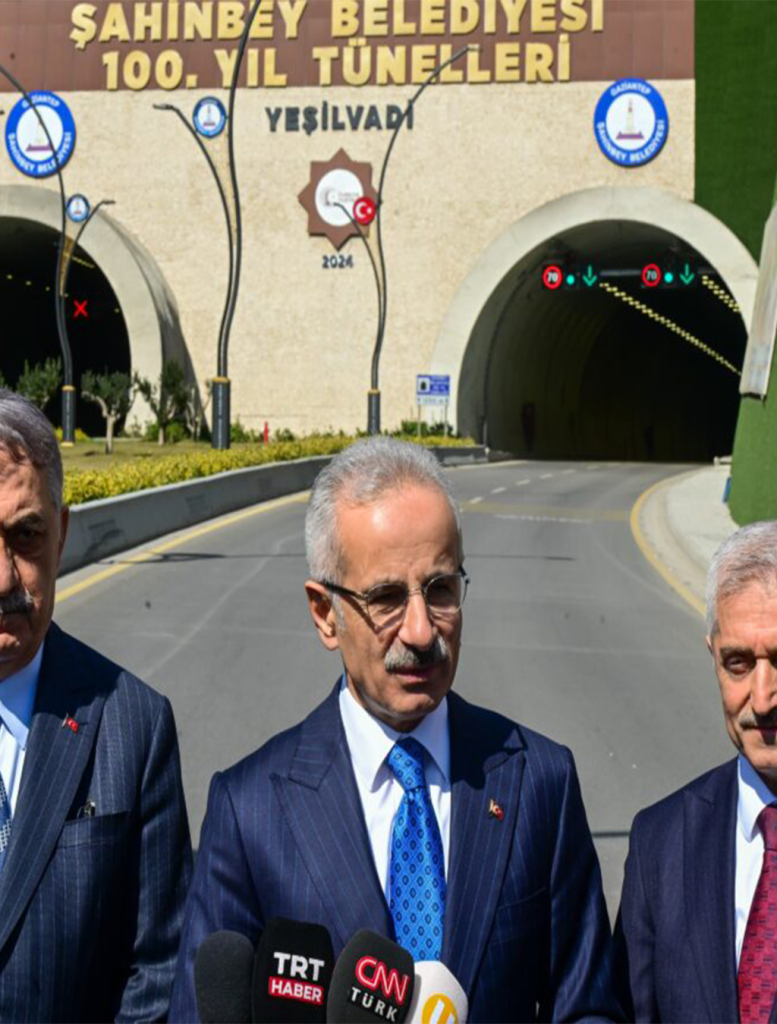 Ulaştırma ve Altyapı Bakanı, tünel portali önünde basın mensuplarına açıklama yaparken