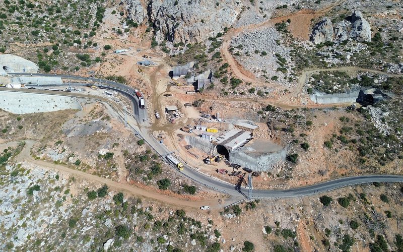 Dağ yamacı yol platformu ve istinat tahkimatı — Deha Altyapı saha arşivi