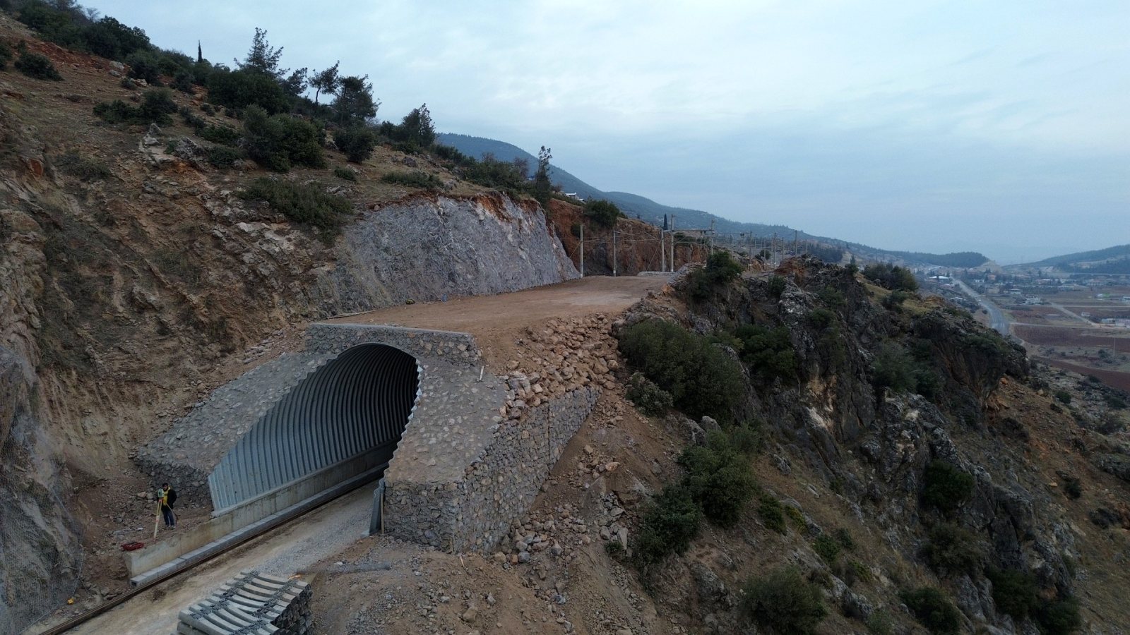 Fevzipasa demiryolu altyapi ve balast serimi ustten gorunum