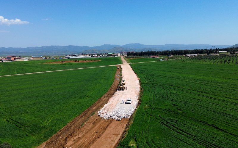 Fevzipaşa–Islahiye demiryolu hattında tarlalar arasından geçen platform ve iş makineleri