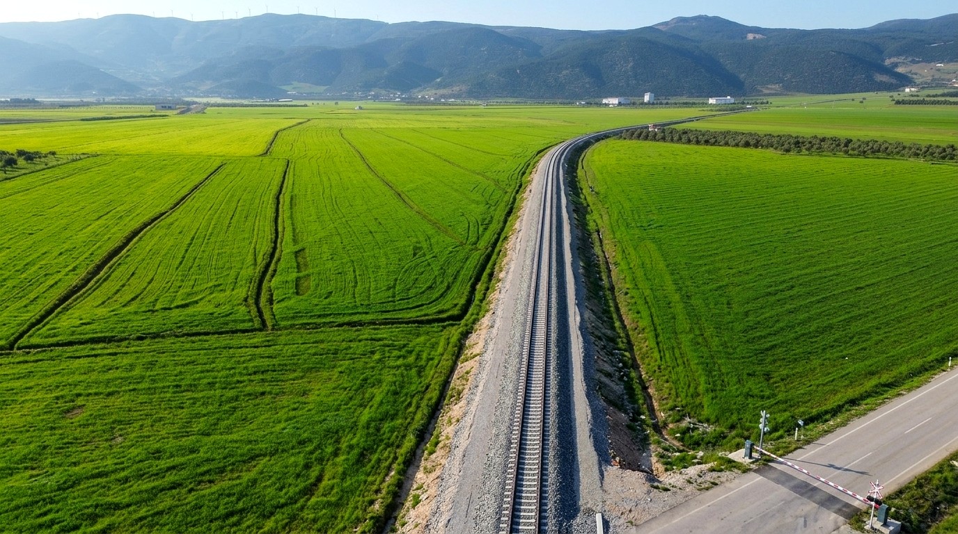 Fevzipasa demiryolu projesi tamamlanan hat ve yesil doga manzarasi