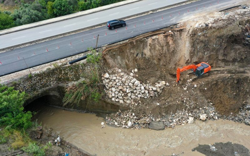 Köprü ve dere yatağı imalatı — Deha Altyapı saha arşivi