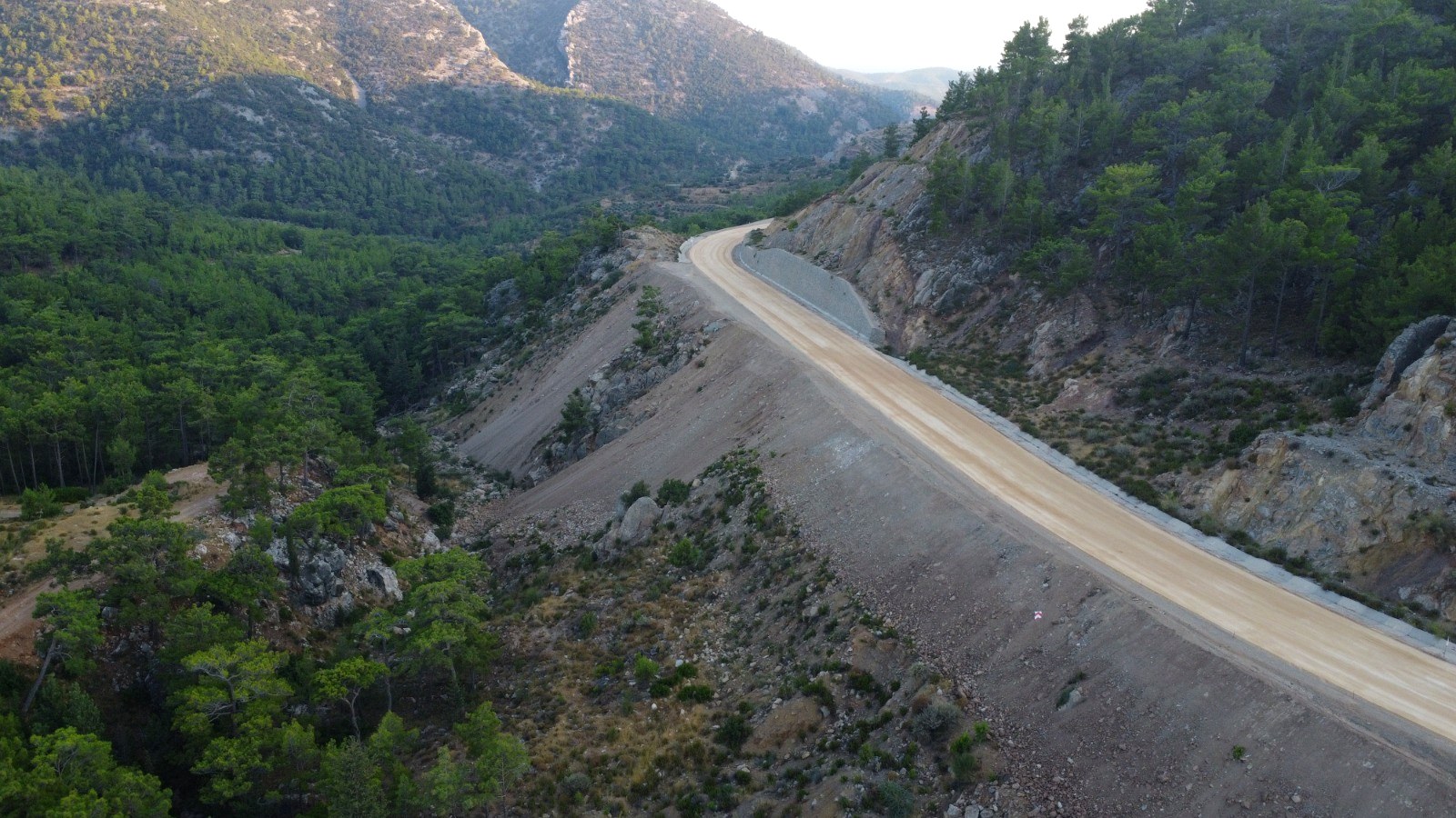 Nurdagi dag yolu viraj geometrisi ve istinat tahkimati