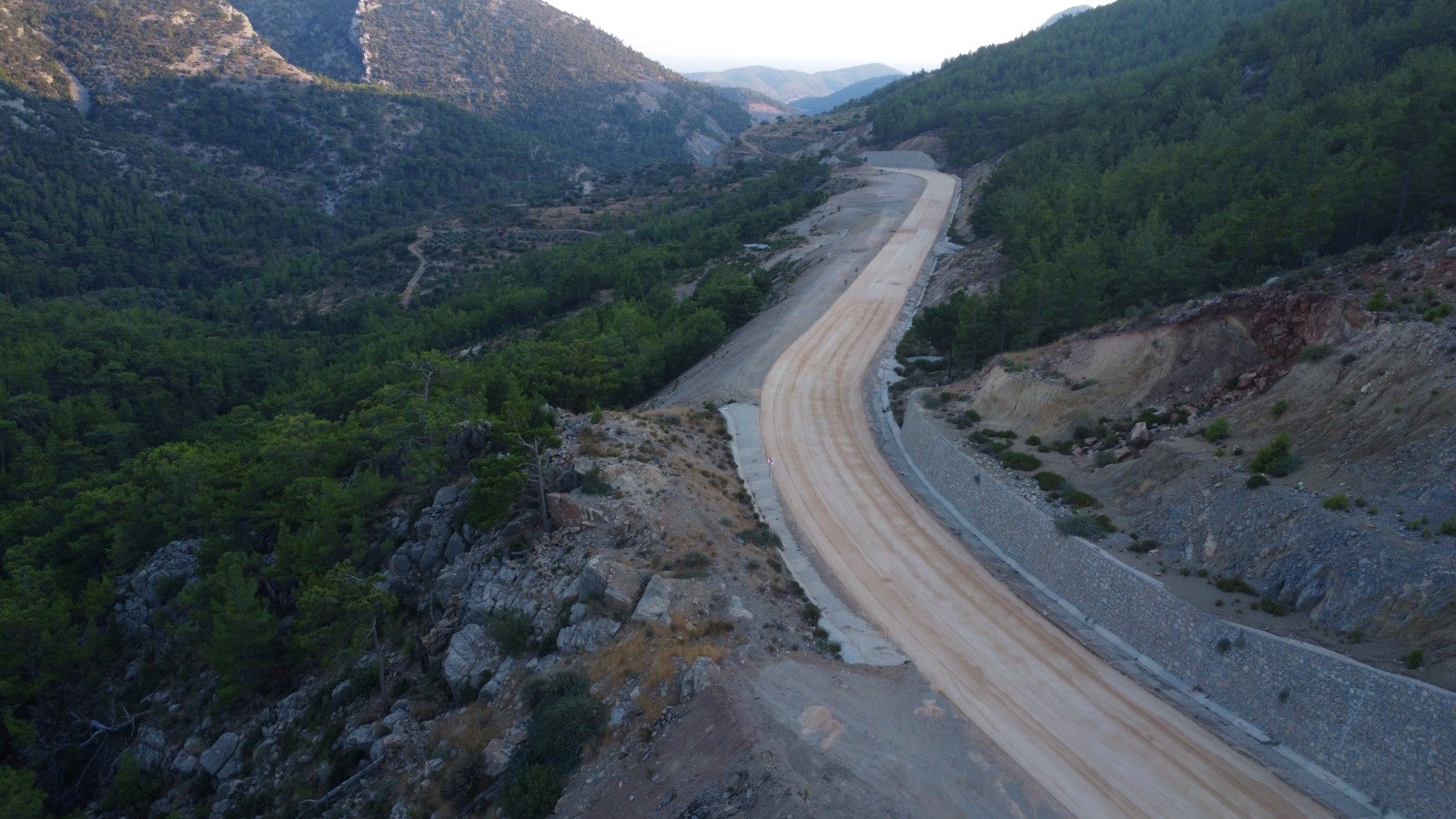 Nurdagi karayolu projesi tamamlanan alt temel ve panoramik vadi