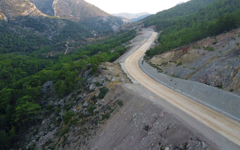Nurdagi s virajli dag gecisi ve beton drenaj hendekleri hava gorunumu