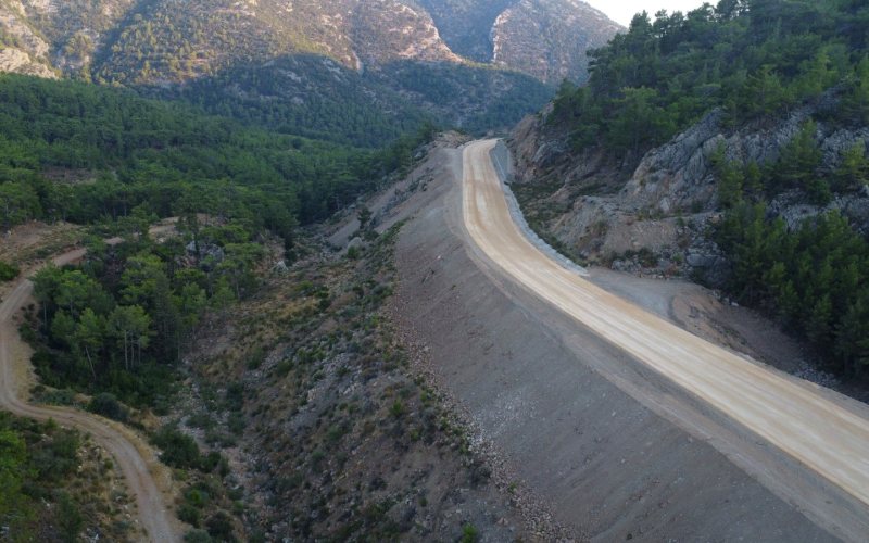 Nurdagi yarma ve dolgu muhendisligi panoramik dron manzarasi