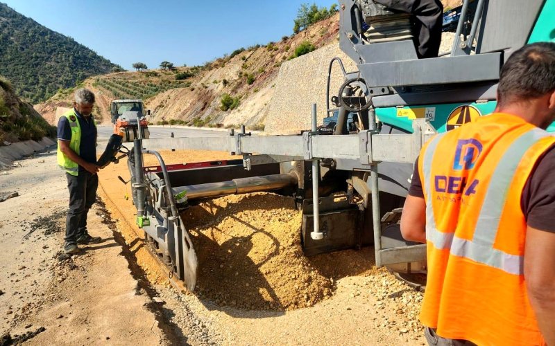 Nurdagi yol insaatinda deha altyapi saha ekibi ve finiser operatoru