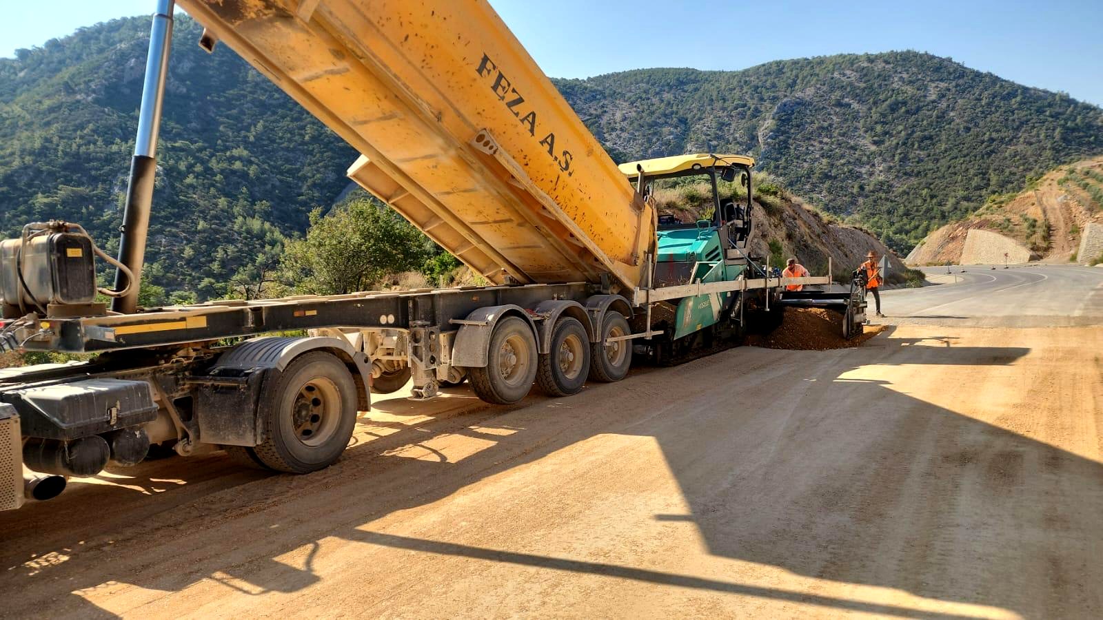 Nurdagi yol yapimi feza as damperli tir ve finiser pmt serimi