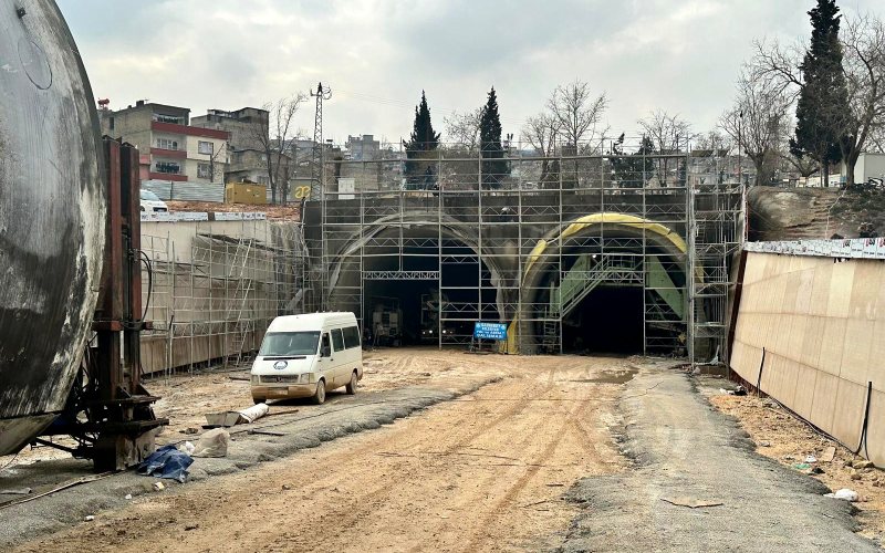 Şahinbey tüneli portallerinin inşaat hâli; iskele, kalıp ve şantiye yolu
