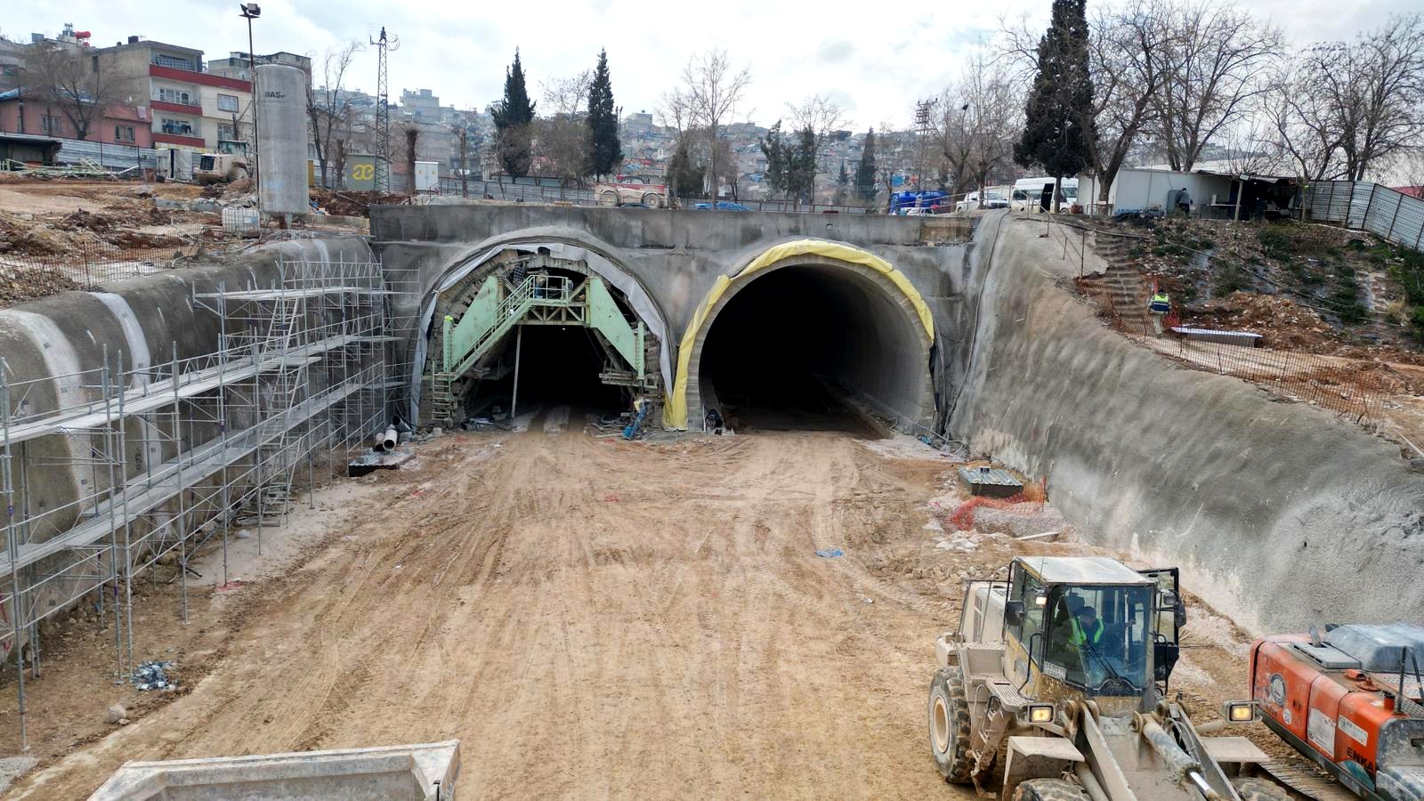 Sahinbey tuneli giris guvenlik bariyerleri ve yol cizgileri