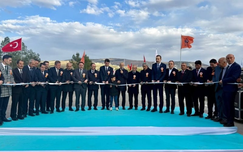 Musabeyli Ayrım–Kilis Devlet Yolu açılış töreninde protokol üyeleri kurdeleyi keserken; yol kenarında Türk bayrakları