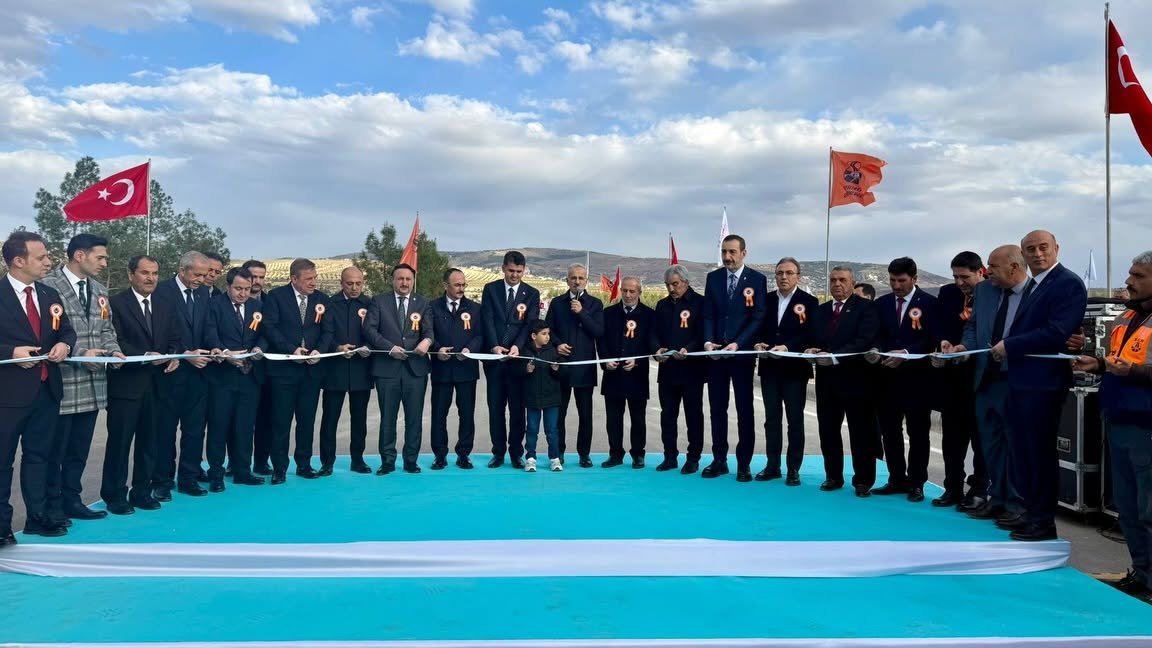 Musabeyli Ayrım–Kilis Devlet Yolu açılış töreninde protokol üyeleri kurdeleyi keserken; yol kenarında Türk bayrakları