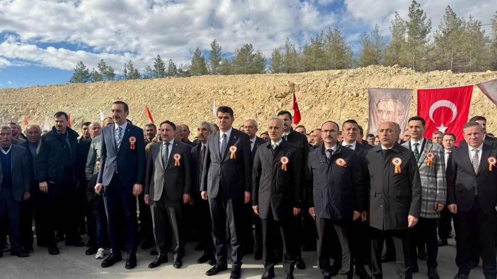 Musabeyli Ayrım–Kilis yolu açılış töreninde protokol heyeti; arkada Atatürk posteri ve Türk bayrakları