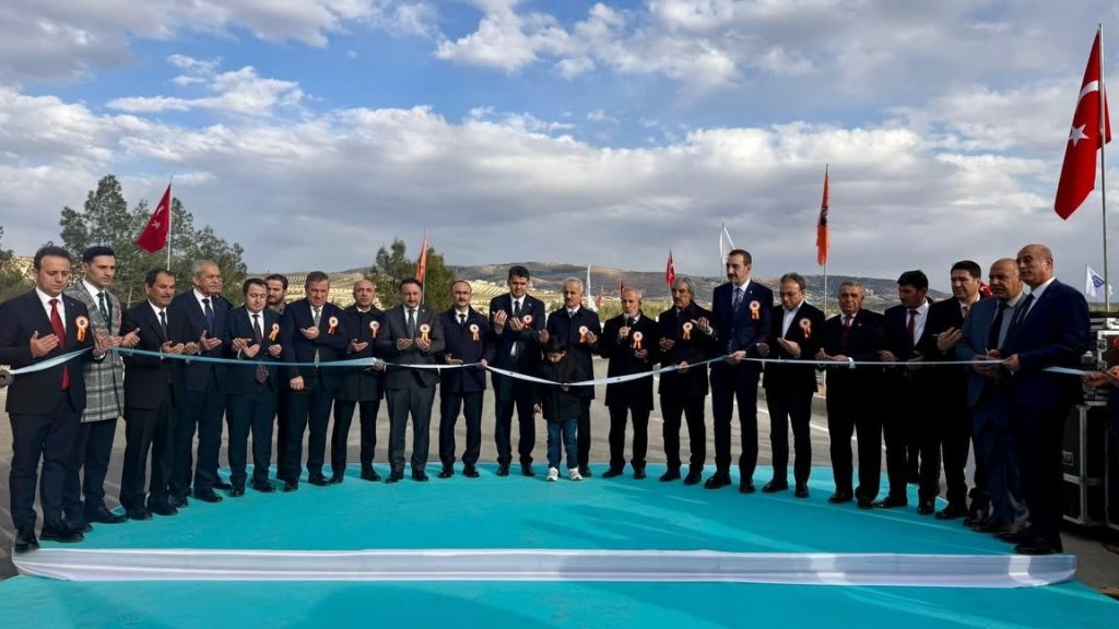 Musabeyli Ayrım–Kilis Devlet Yolu açılış töreninde kurdele kesimi; bölünmüş yol üzerinde protokol sırası