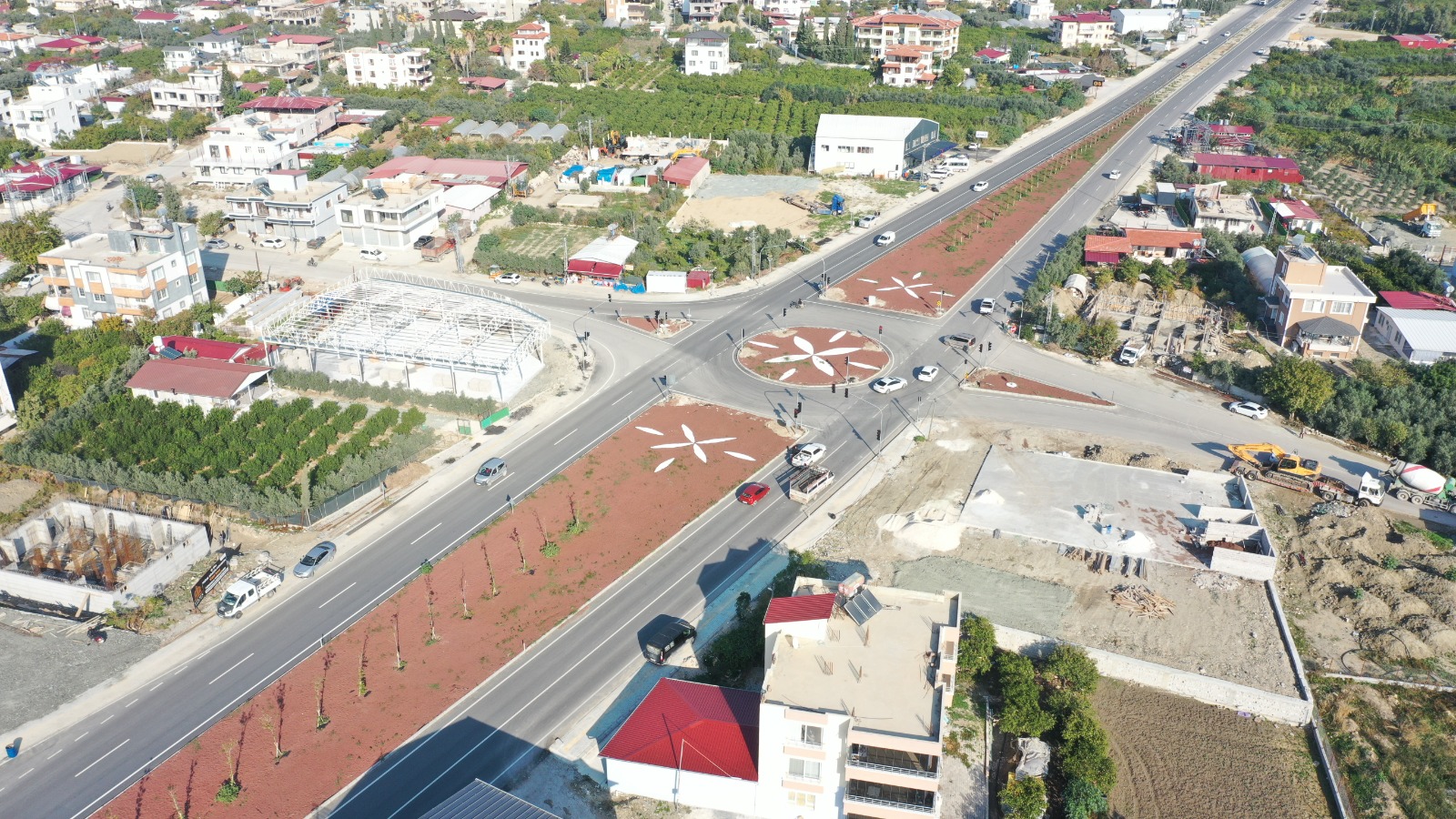 Kavşak kolları ve refüj düzenlemesi — hava çekimi