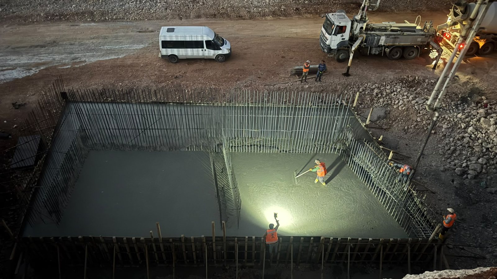 Menfez tabanı beton dökümü, gece çalışması
