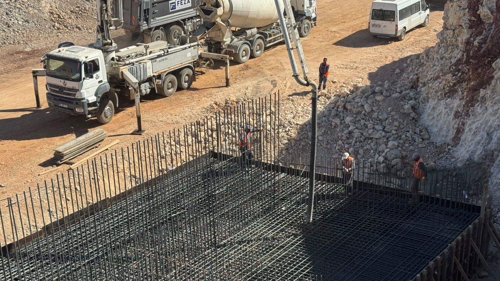 Menfez tabliyesi beton dökümü, mikser ve pompa