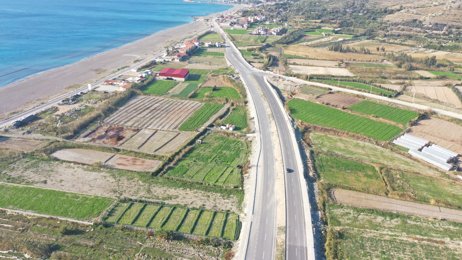 Samandağ sahil kesiminde tamamlanan yol — hava çekimi