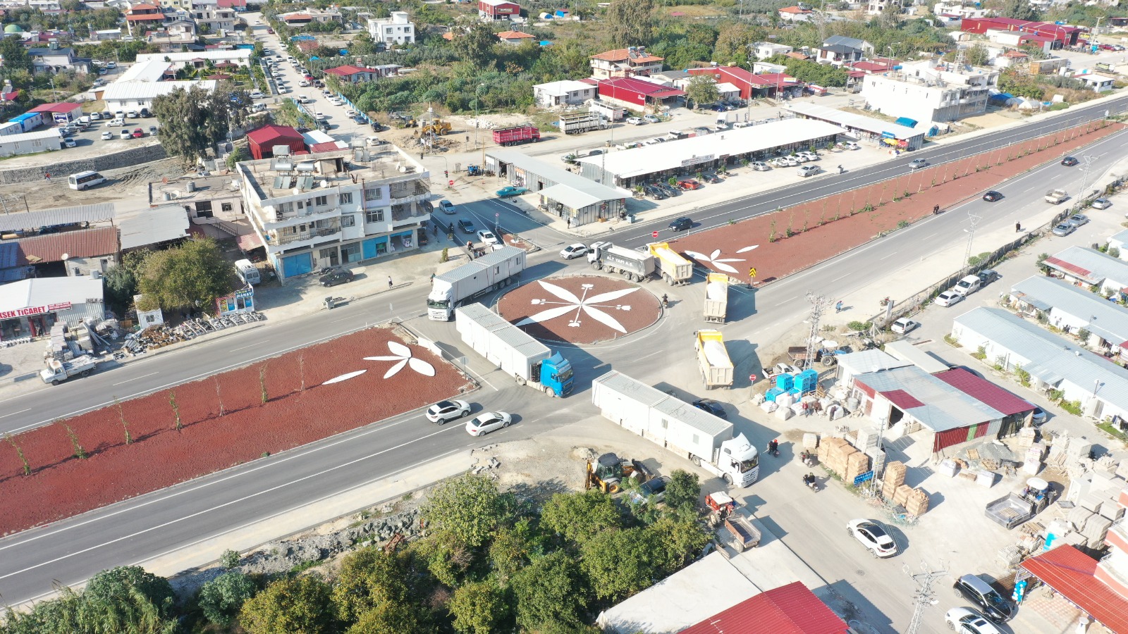 Yerleşim içi kavşak ve yol kaplaması — hava çekimi