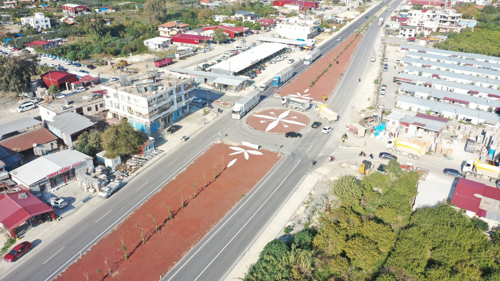 Yerleşim içi kavşak ve yol kaplaması — hava çekimi