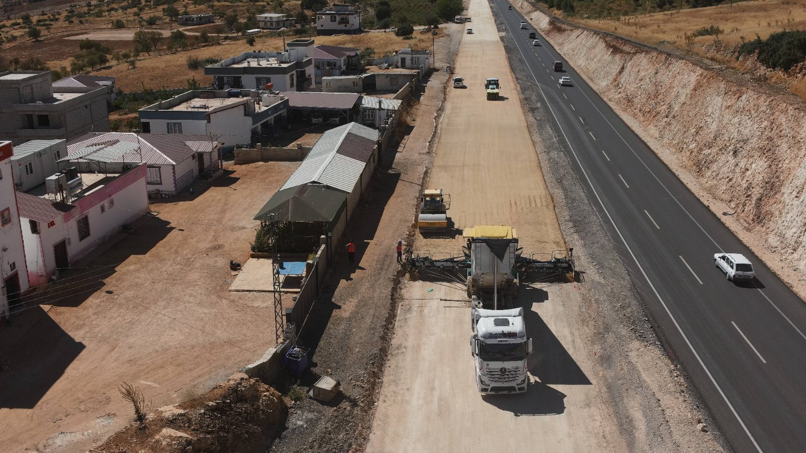 Bölünmüş yol platformu ve mevcut yol — hava çekimi