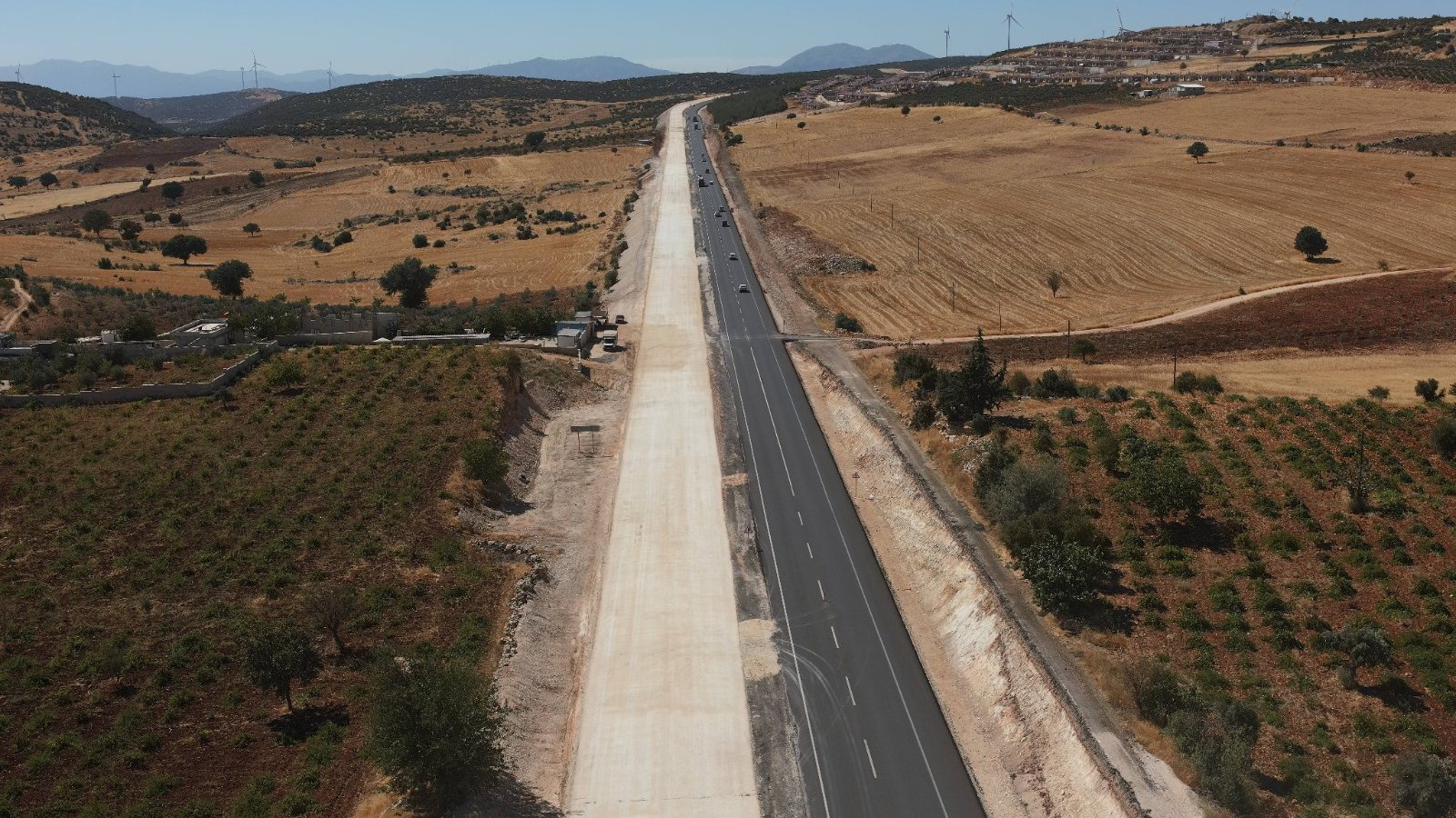 Bölünmüş yol platformu, rüzgâr türbinli sırtlar — hava çekimi