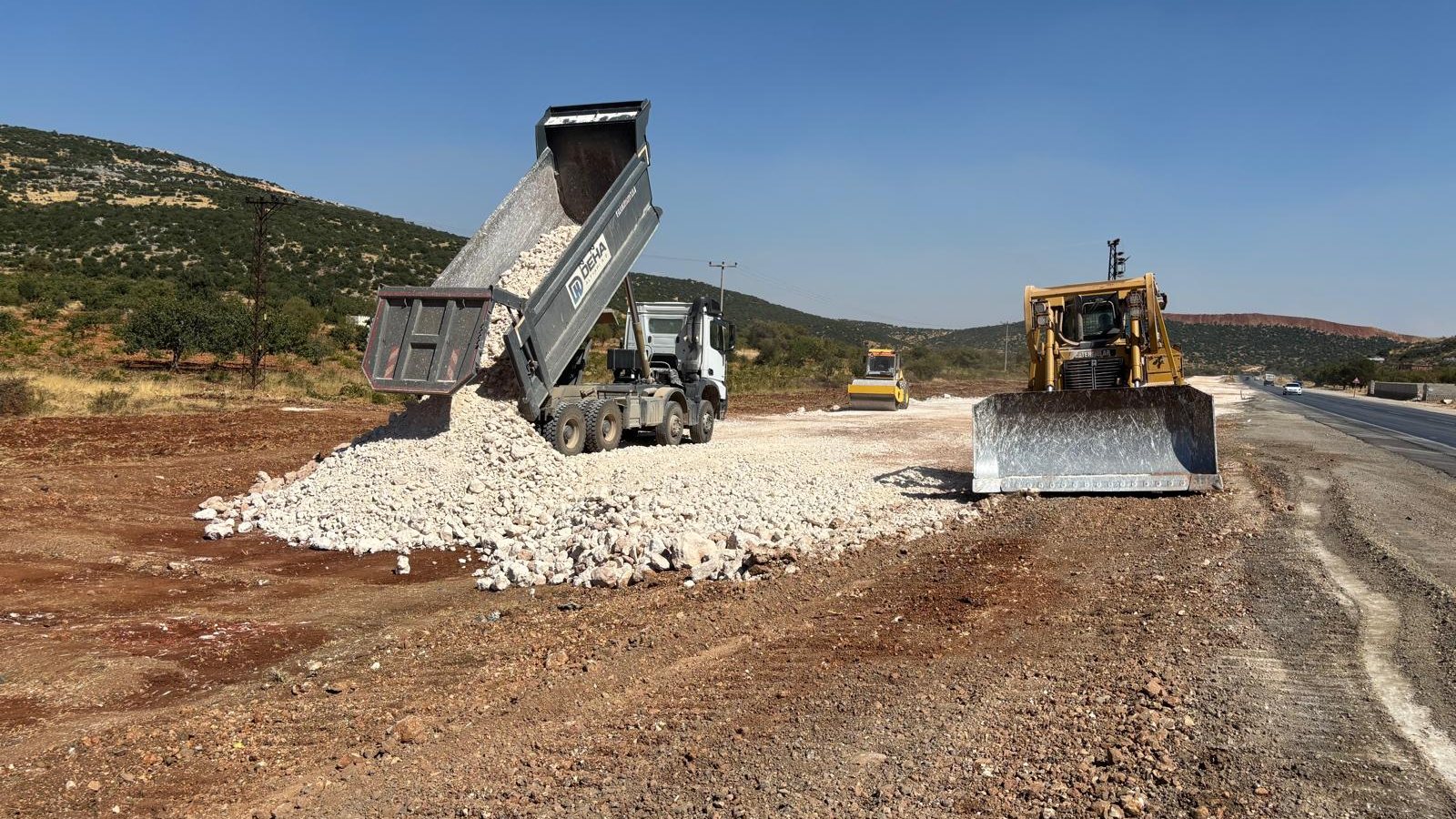 Dolgu serimi, damperli kamyon ve dozer