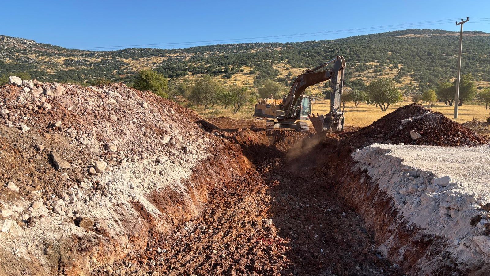 Ekskavatör ile yarma kazısı