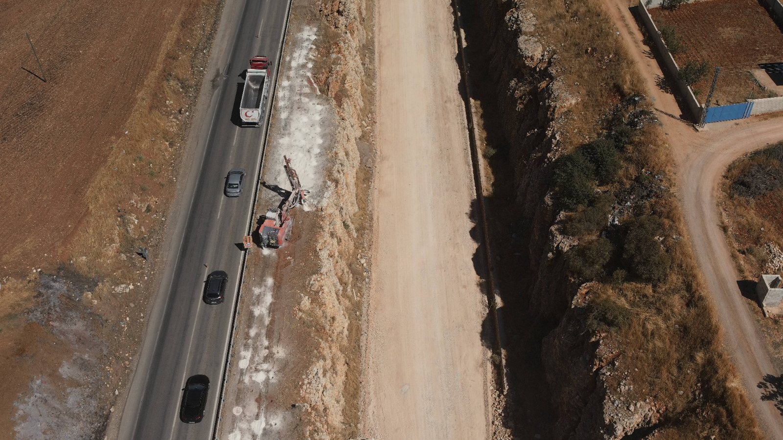Yol kenarı hendek ve drenaj imalatı — hava çekimi