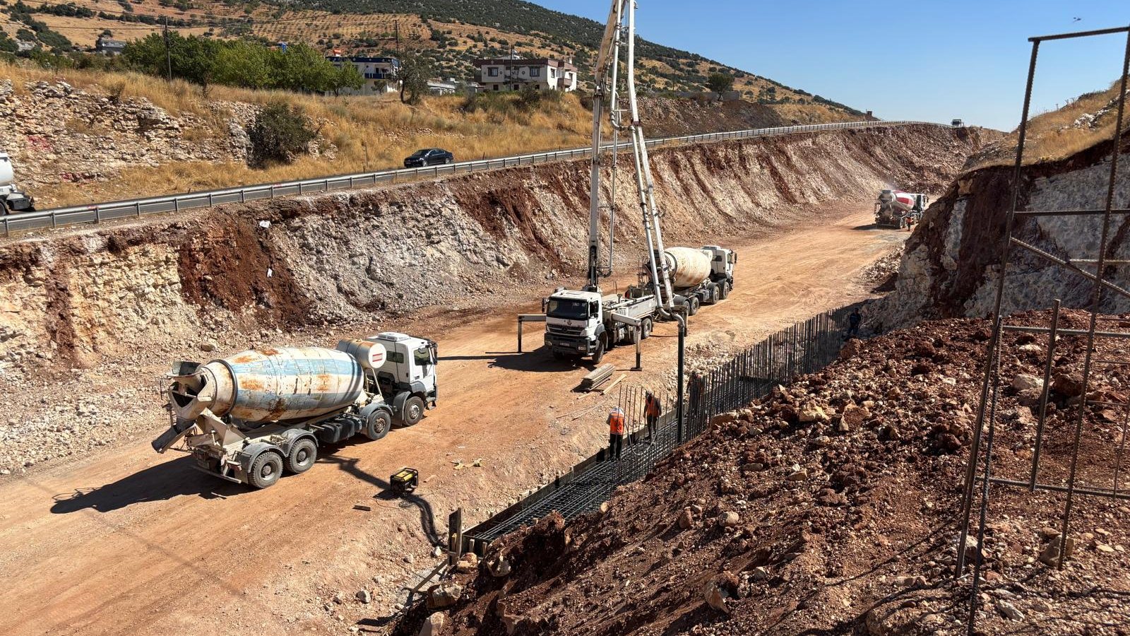 İstinat duvarı beton dökümü, mikser