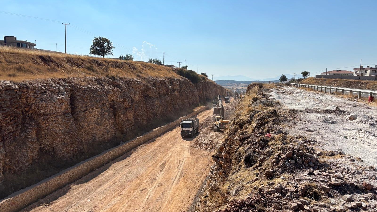 Kaya yarmasında kazı ve istinat duvarı