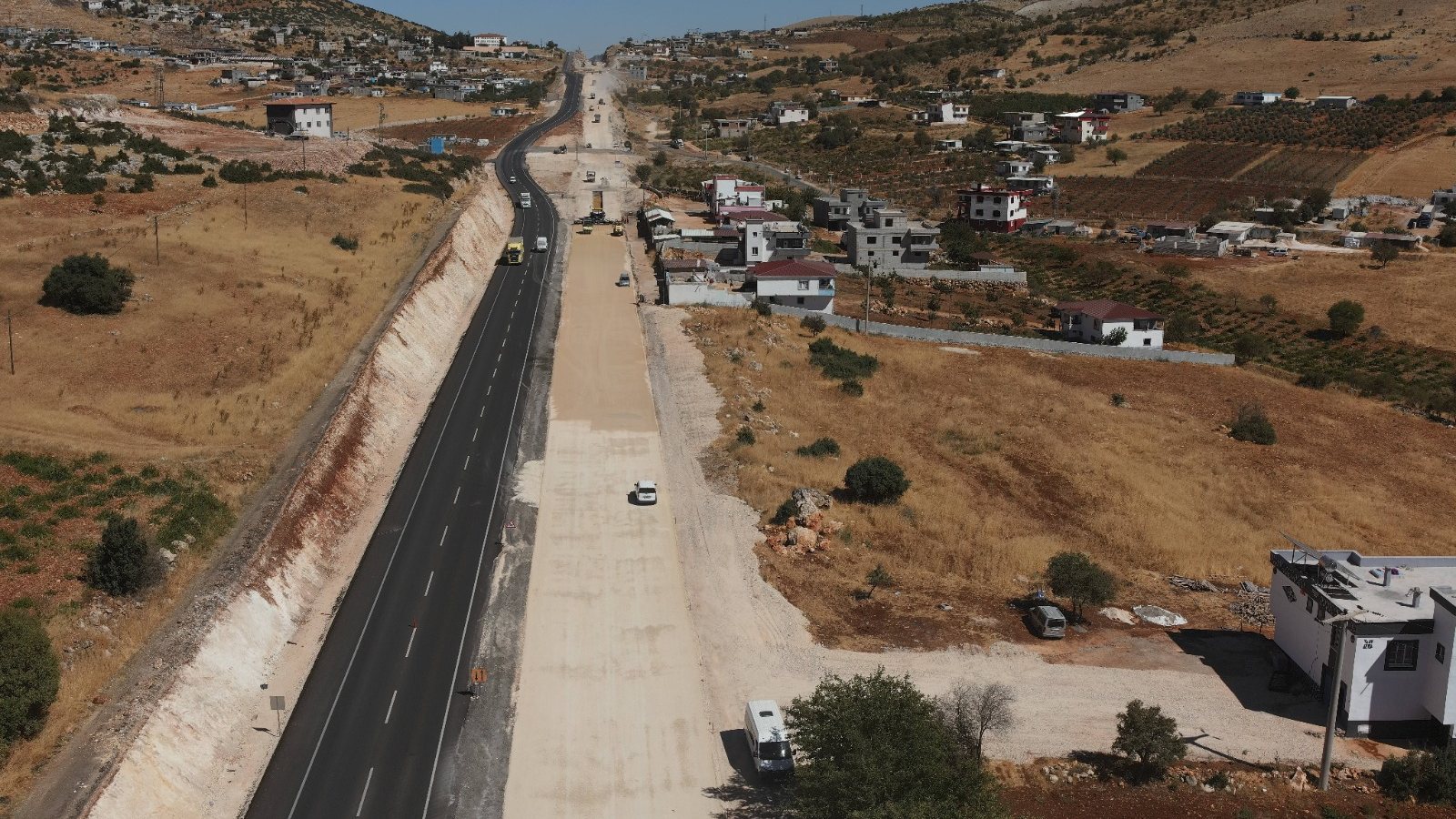 Yerleşim yanında platform serimi ve finiser — hava çekimi