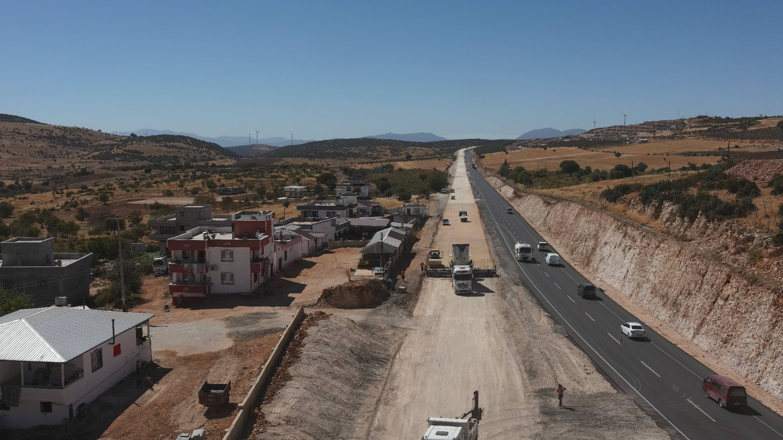 Nurdağı–Musabeyli yolu, yerleşim geçişinde ikinci platform imalatı — hava çekimi