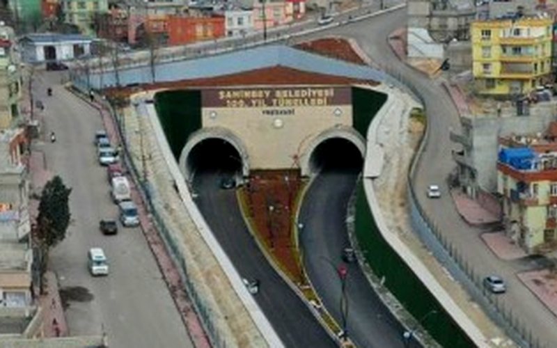 Şahinbey Belediyesi 100. Yıl Tünelleri; çift tüplü portal, tabela ve tünelden geçen araç trafiği